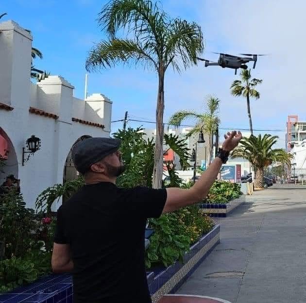 Alex trabajando con un drone